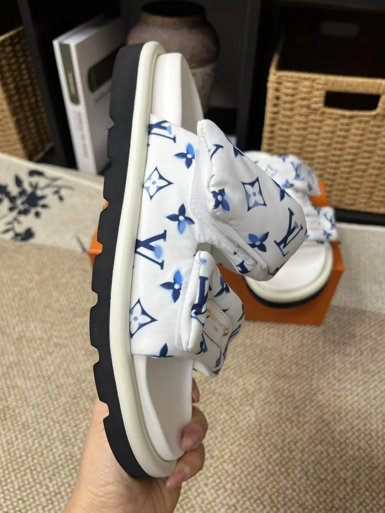 P340 yuan LV Louis Vuitton Full of high-end feel! A popular model among bloggers at home and abroad, it’s retro and fashionable, and looks stunning on your feet! Mainly recommended model on the official website★ ━━━━━ ЅᏇєєt ━━━━━ ▪️Upper: original calfskin ➕5D printing process ▪️Inner: imported mixed sheepskin ▪️Outsole: original molded foam outsole ▪️Size: Female 35-40 Men's 39-44 (women's 41 men's 45)